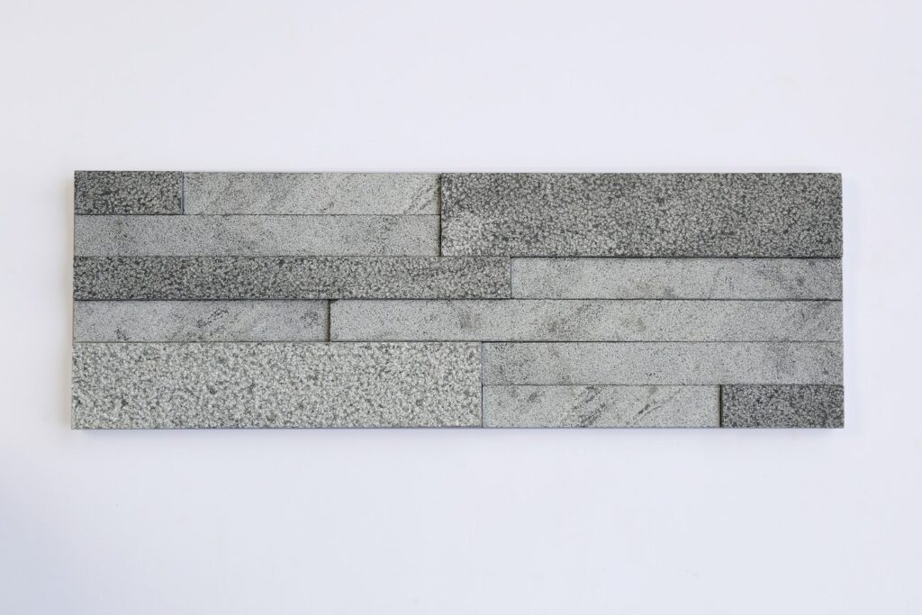 Black 3D stone with chopped surface, sanding pads