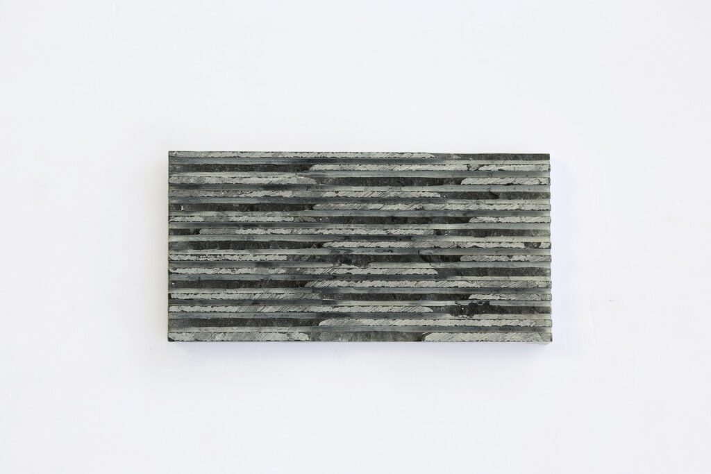 Black comb-tooth stone